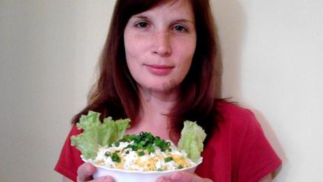 салат с картошкой фри и курицей