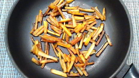 салат с картошкой фри и курицей