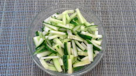 салат с картошкой фри и курицей