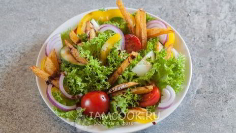 салат с жареной картошкой соломкой