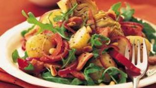 Теплый картофельный салат с артишоками