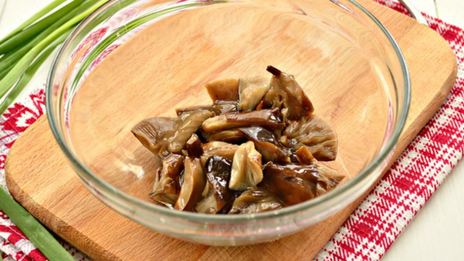 теплый картофельный салат с грибами