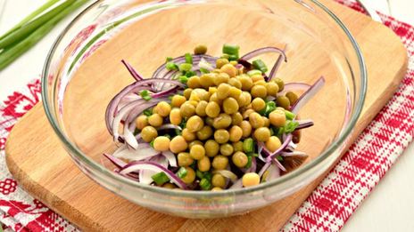 теплый картофельный салат с грибами