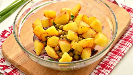 теплый картофельный салат с грибами