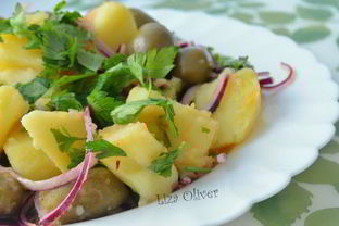 Теплый картофельный салат с красным луком и оливками