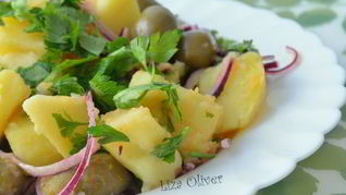 Теплый картофельный салат с красным луком и оливками