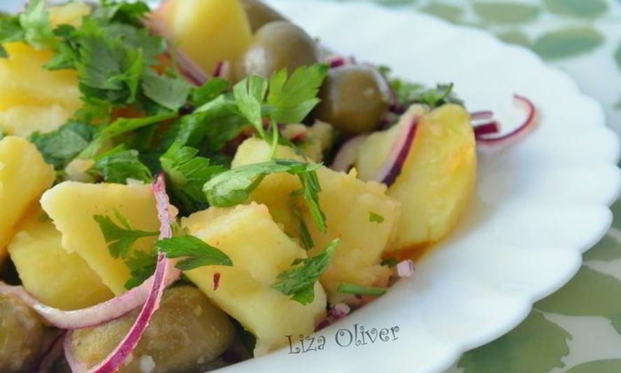 Рецепт теплый картофельный салат с красным луком и оливками