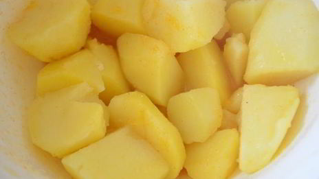 теплый картофельный салат с красным луком и оливками