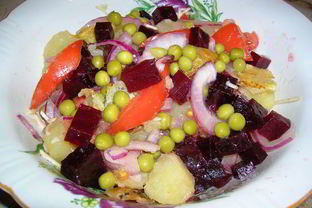 Теплый картофельный салат с крымским луком