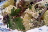 Теплый картофельный салат с лисичками и сметанным соусом