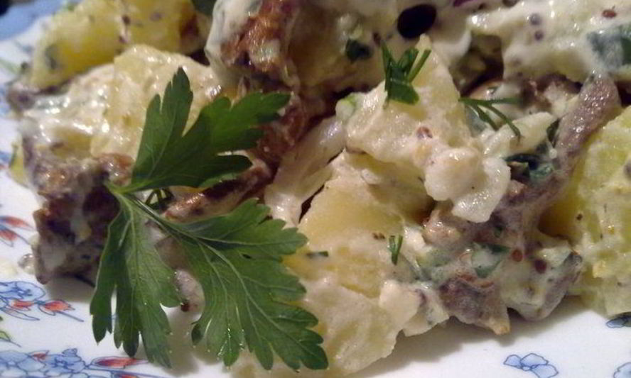 Рецепт теплый картофельный салат с лисичками и сметанным соусом