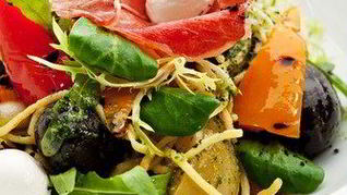 Теплый картофельный салат с маслинами и перцем