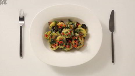 теплый картофельный салат с маслинами и перцем