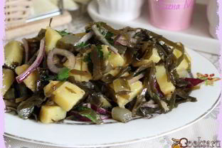 Теплый картофельный салат с морской капустой