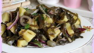 Теплый картофельный салат с морской капустой