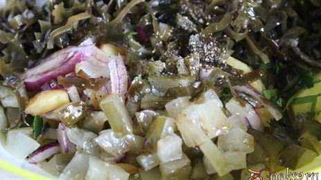 теплый картофельный салат с морской капустой