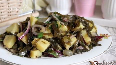 теплый картофельный салат с морской капустой