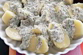 Теплый картофельный салат со сметанным соусом
