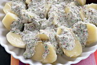 Теплый картофельный салат со сметанным соусом