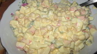 Обычный салат с крабовыми палочками