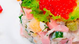 Хитрый оливье с раковыми шейками и красной икрой