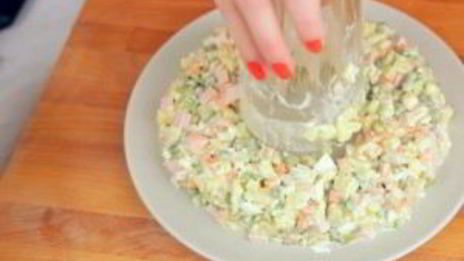 новогодний венок из оливье