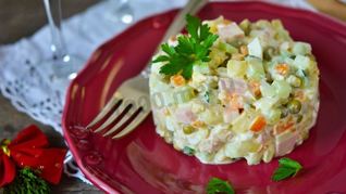 Оливье классический со свежими огурцами