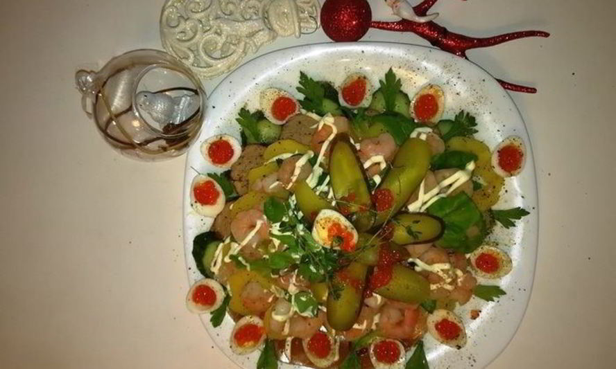 Рецепт оливье по-царски со свиной вырезкой и креветками на желе из гранатового соуса