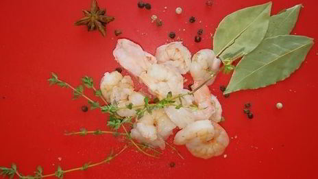 оливье по-царски со свиной вырезкой и креветками на желе из гранатового соуса