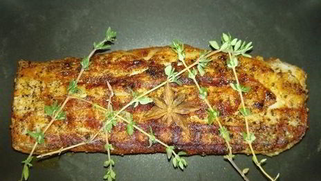 оливье по-царски со свиной вырезкой и креветками на желе из гранатового соуса