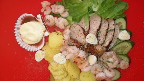 оливье по-царски со свиной вырезкой и креветками на желе из гранатового соуса