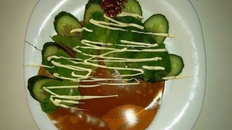 оливье по-царски со свиной вырезкой и креветками на желе из гранатового соуса