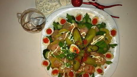 оливье по-царски со свиной вырезкой и креветками на желе из гранатового соуса