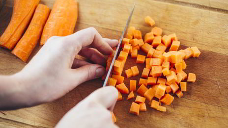 оливье с ароматной куриной грудкой