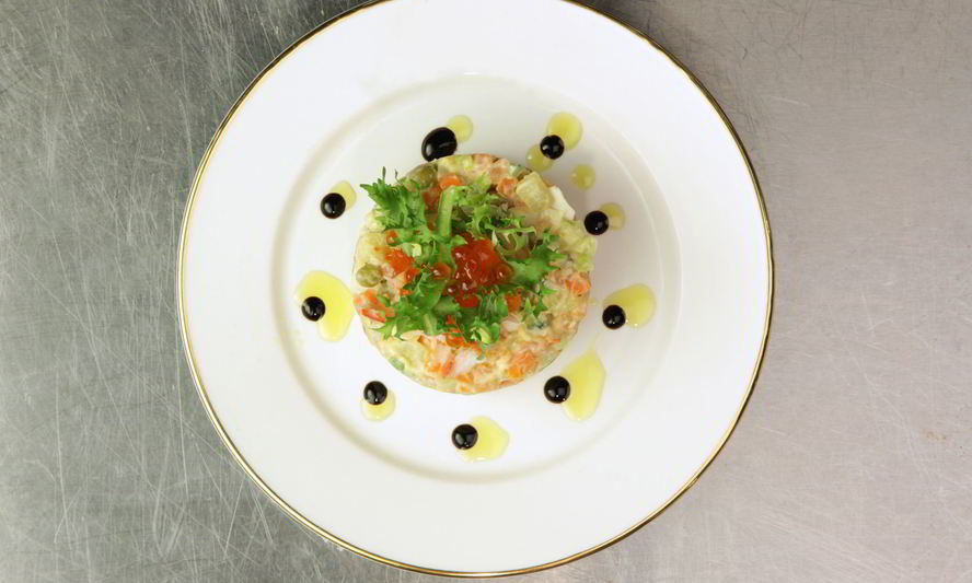 Рецепт оливье с копченой рыбой и камчатским крабом