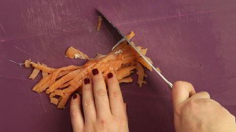 оливье с копченой рыбой и камчатским крабом