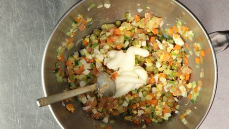 оливье с копченой рыбой и камчатским крабом