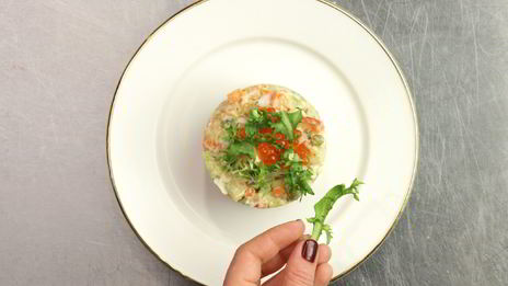 оливье с копченой рыбой и камчатским крабом