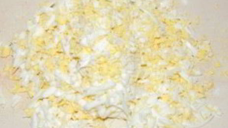 оливье с креветками и авокадо