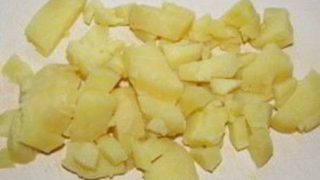 оливье с креветками и авокадо