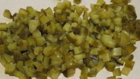 оливье с креветками и авокадо