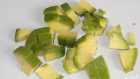 оливье с креветками и авокадо