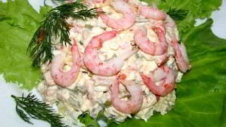 оливье с креветками и авокадо