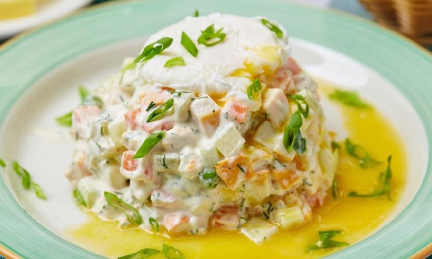 Рецепт оливье с куриной грудкой и яйцом пашот