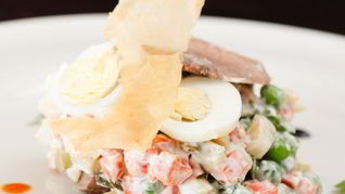 Оливье с курицей, сельдерем и цветной капустой