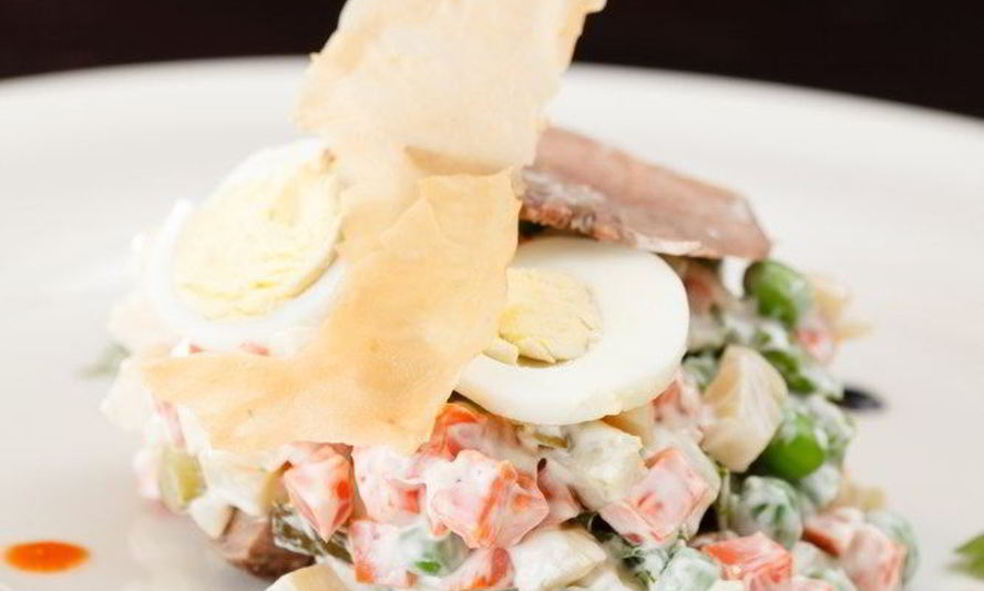 Рецепт оливье с курицей, сельдерем и цветной капустой