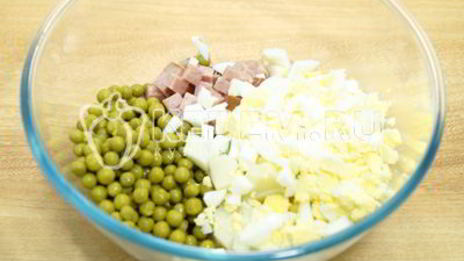 оливье с полукопченой колбасой