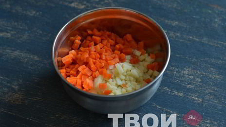 оливье с семгой и красной икрой