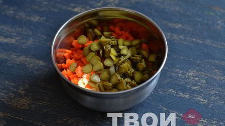 оливье с семгой и красной икрой