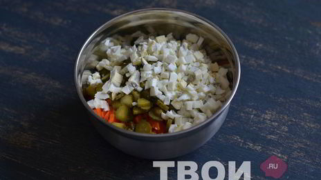 оливье с семгой и красной икрой